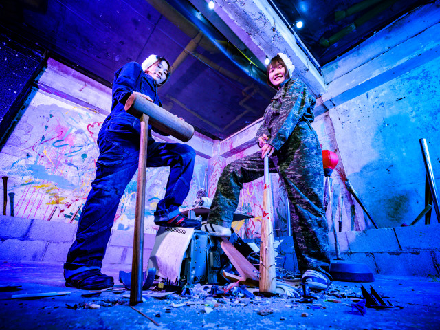 大阪・難波の非日常体験型アミューズメント施設U2で女性二人がプレイルームで廃棄品を破壊尽くした様子