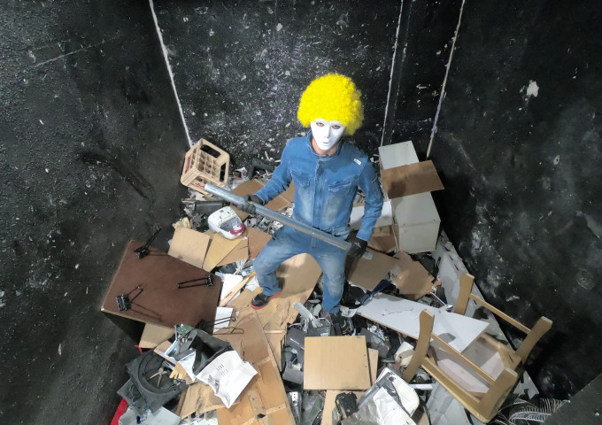 大阪・難波で女性に人気の気分転換スポットU2で仮面とカツラを被った男性がプレイルームで廃家電・家具を粉々に破壊尽くした様子